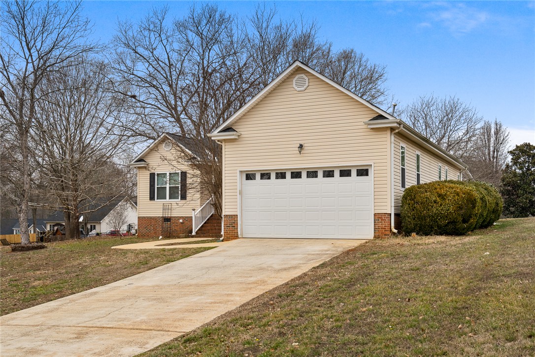 112 Jester Court Williamston, SC 29697 - Photo 3 of 35