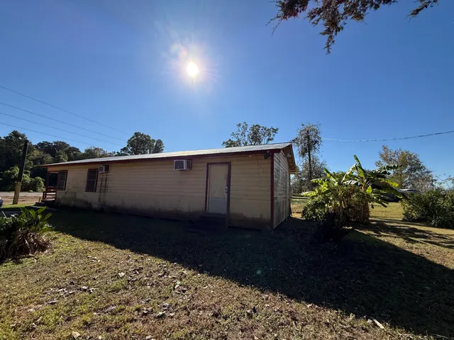 a view of a backyard