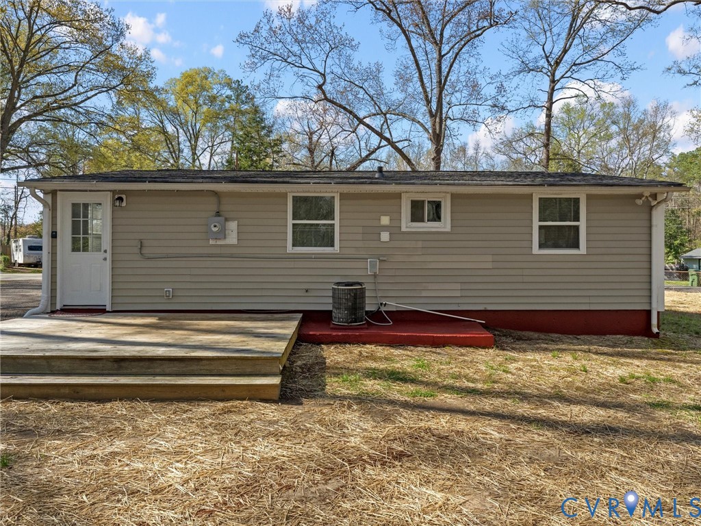 1401 Bramwell Road Richmond, VA 23225 - Photo 37 of 42 a front view of a house with a yard