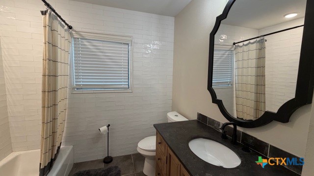 1806 North Harding Avenue Cameron, TX 76520 - Photo 22 of 25 Guest bathroom