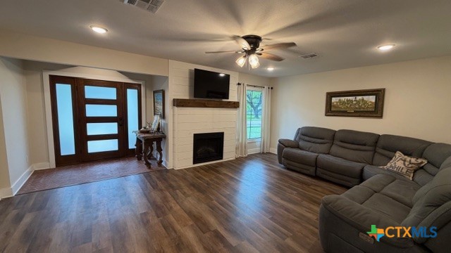 1806 North Harding Avenue Cameron, TX 76520 - Photo 5 of 25 Living room