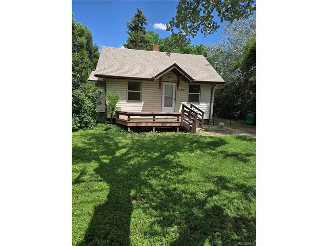 a table and chairs sitting in front of a house
