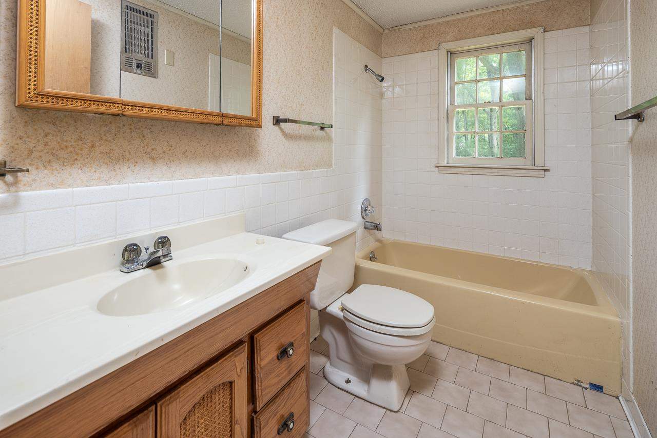 955 Mosby Road Memphis, TN 38116 - Photo 14 of 19 a bathroom with a sink a toilet and a bathtub