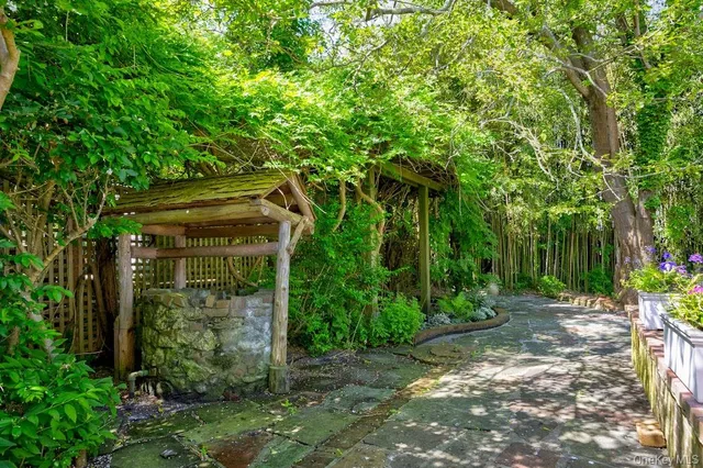 a view of a pathway of a house with a tree