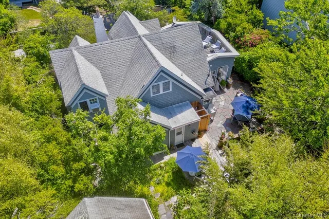 a picture of a book shelf
