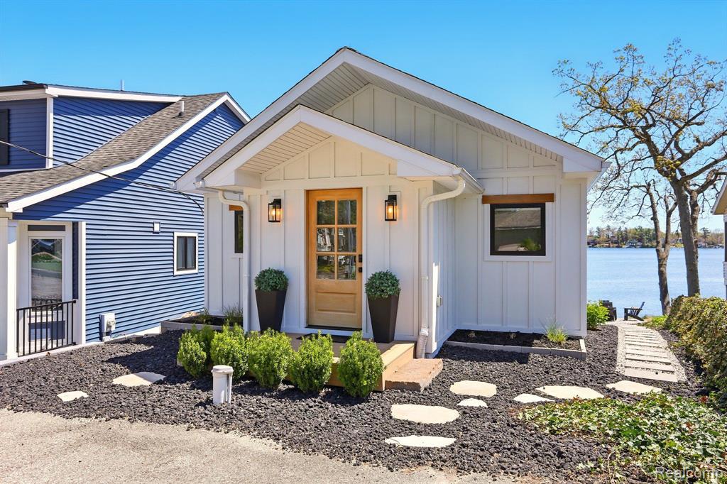 807 Pine Tree Road West Lake Orion, MI 48362 - Photo 1 of 40 Gallery Image 1