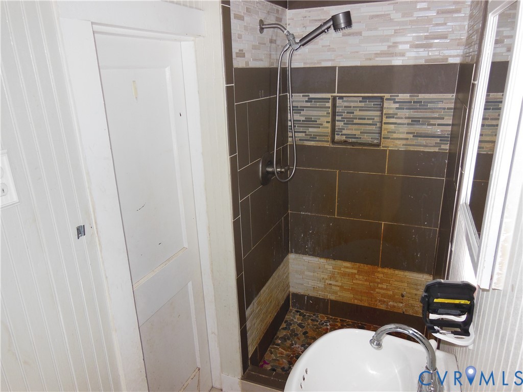 14 Redart Road Hudgins, VA 23076 - Photo 14 of 17 Shower Bath with both Guest and Private Access
