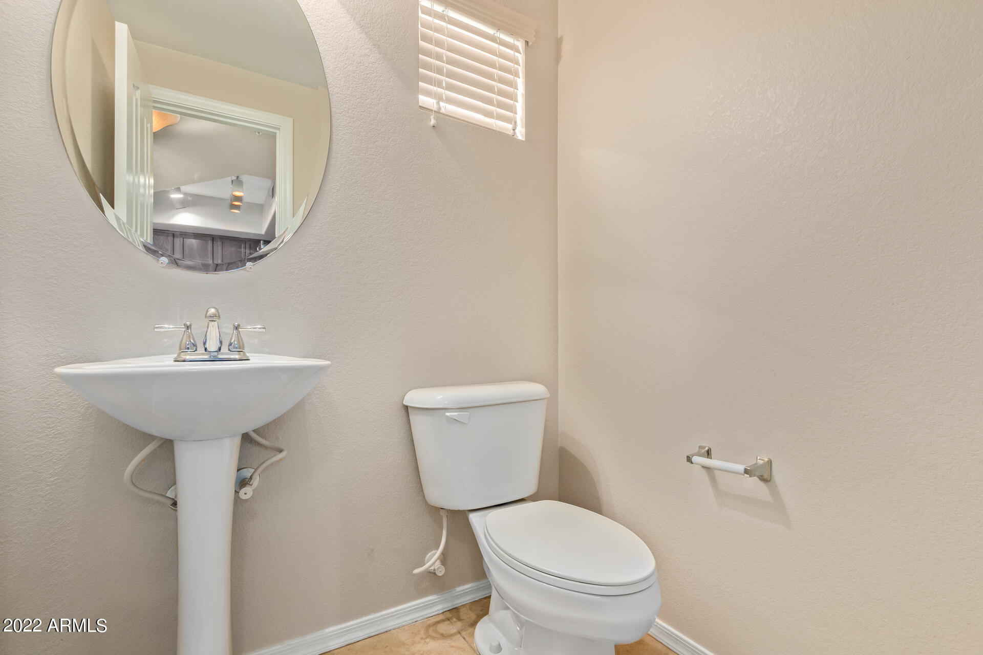 2150 West Alameda Road, Unit 1391 Phoenix, AZ 85085 - Photo 24 of 63 a bathroom with a toilet sink and mirror