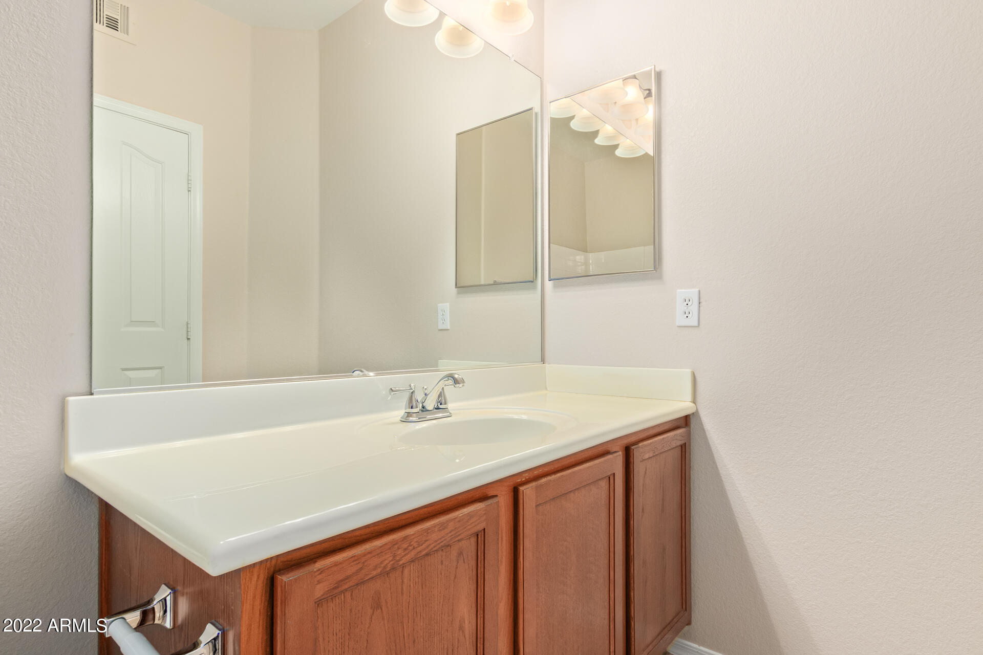 2150 West Alameda Road, Unit 1391 Phoenix, AZ 85085 - Photo 29 of 63 a bathroom with a sink a mirror and a bathtub