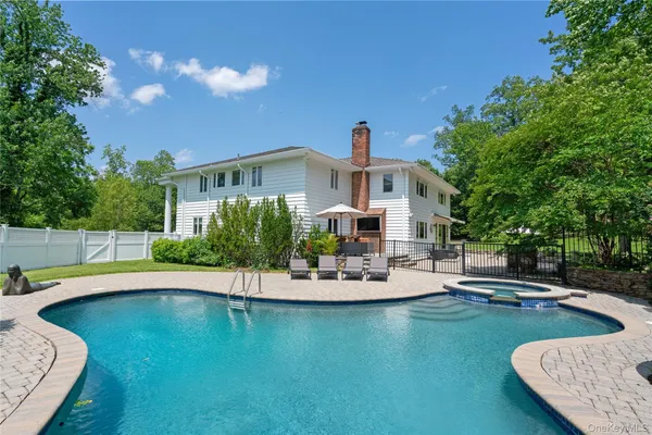 $4,125,000 | 25 Montrose Court, Roslyn, NY 11576