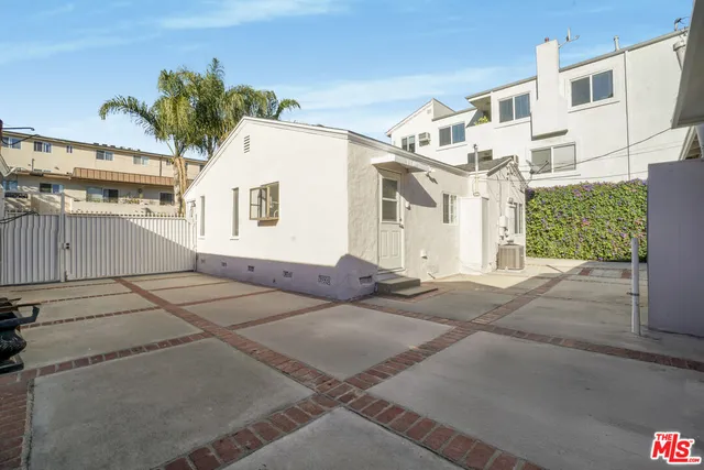 a view of a entrance gate of the house