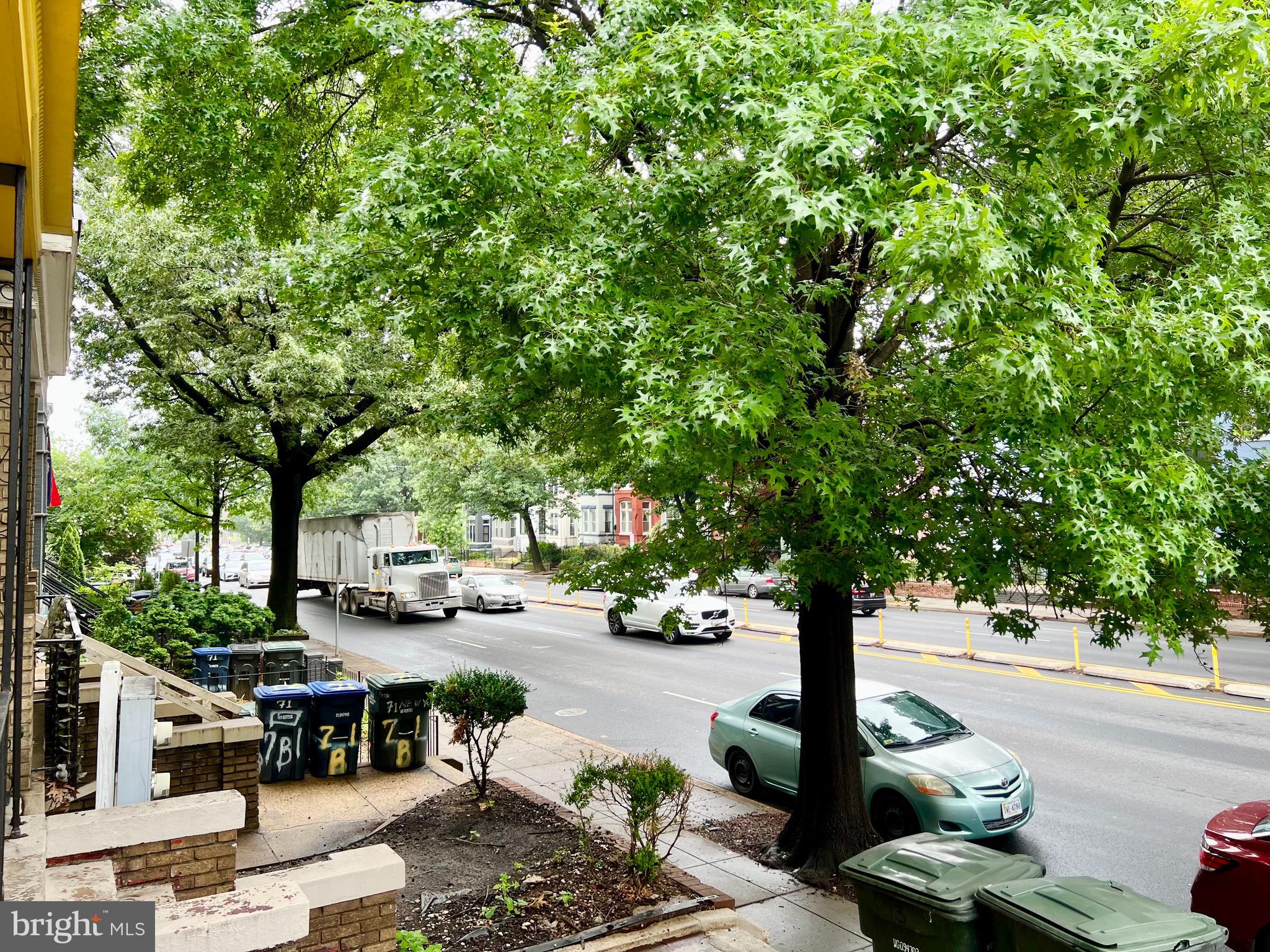 75 New York Avenue Northwest Washington, DC 20001 - Photo 31 of 32 a street view with sitting space
