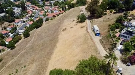 a view of a pathway with a yard