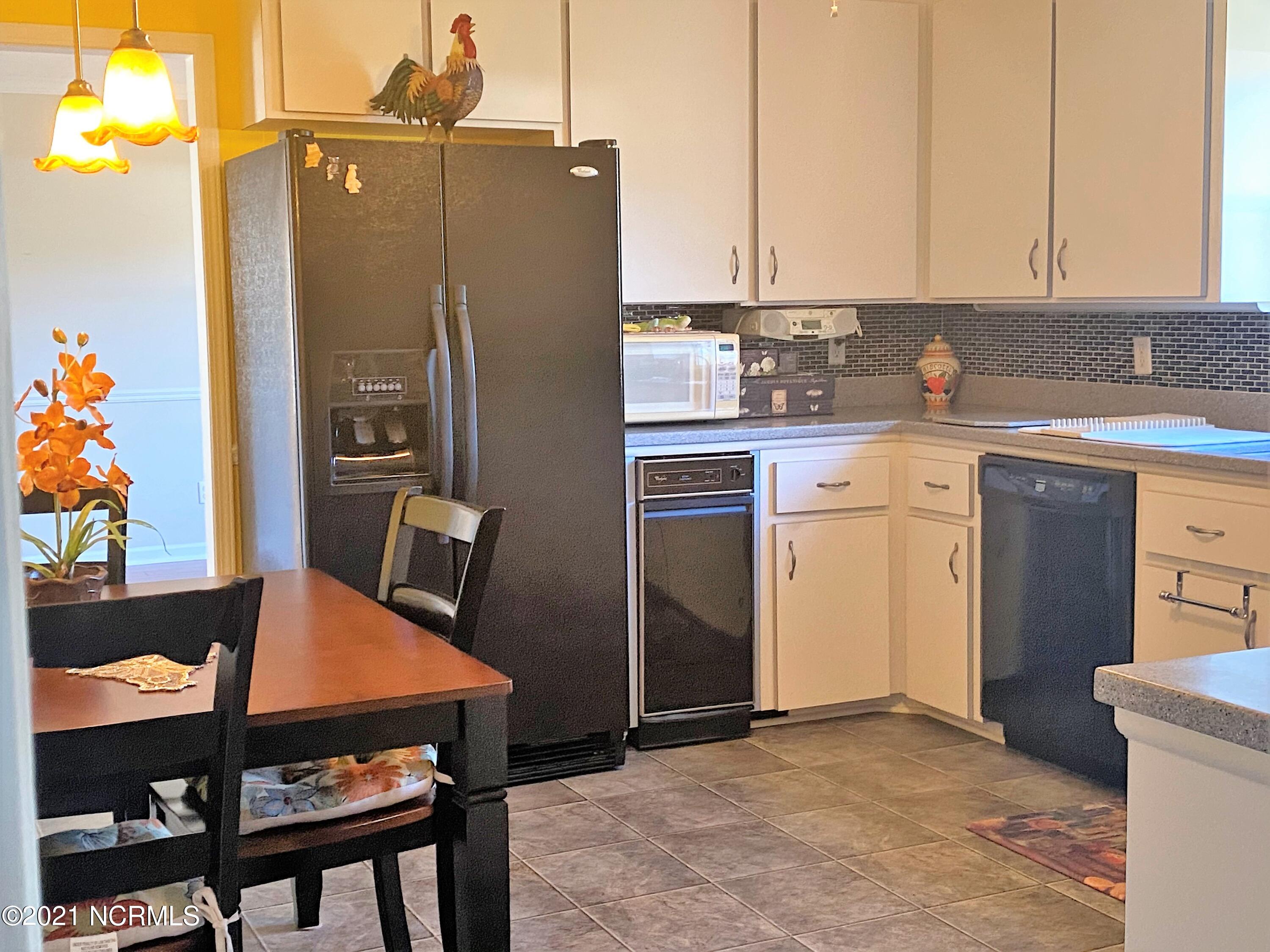 3618 Country Club Road Morehead City, NC 28557 - Photo 14 of 23 3618 kitchen frig