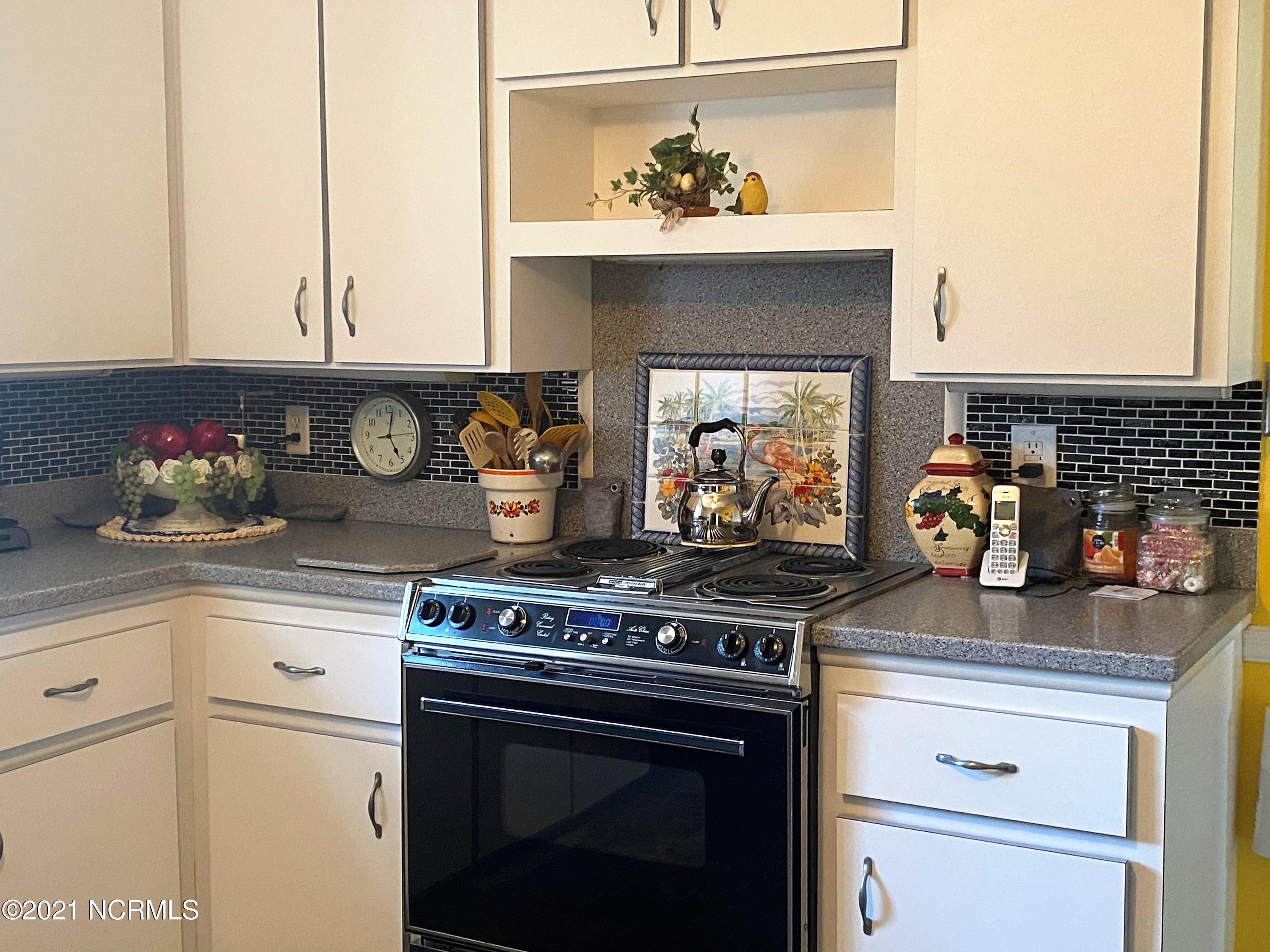 3618 Country Club Road Morehead City, NC 28557 - Photo 18 of 23 3618 country club stove 2