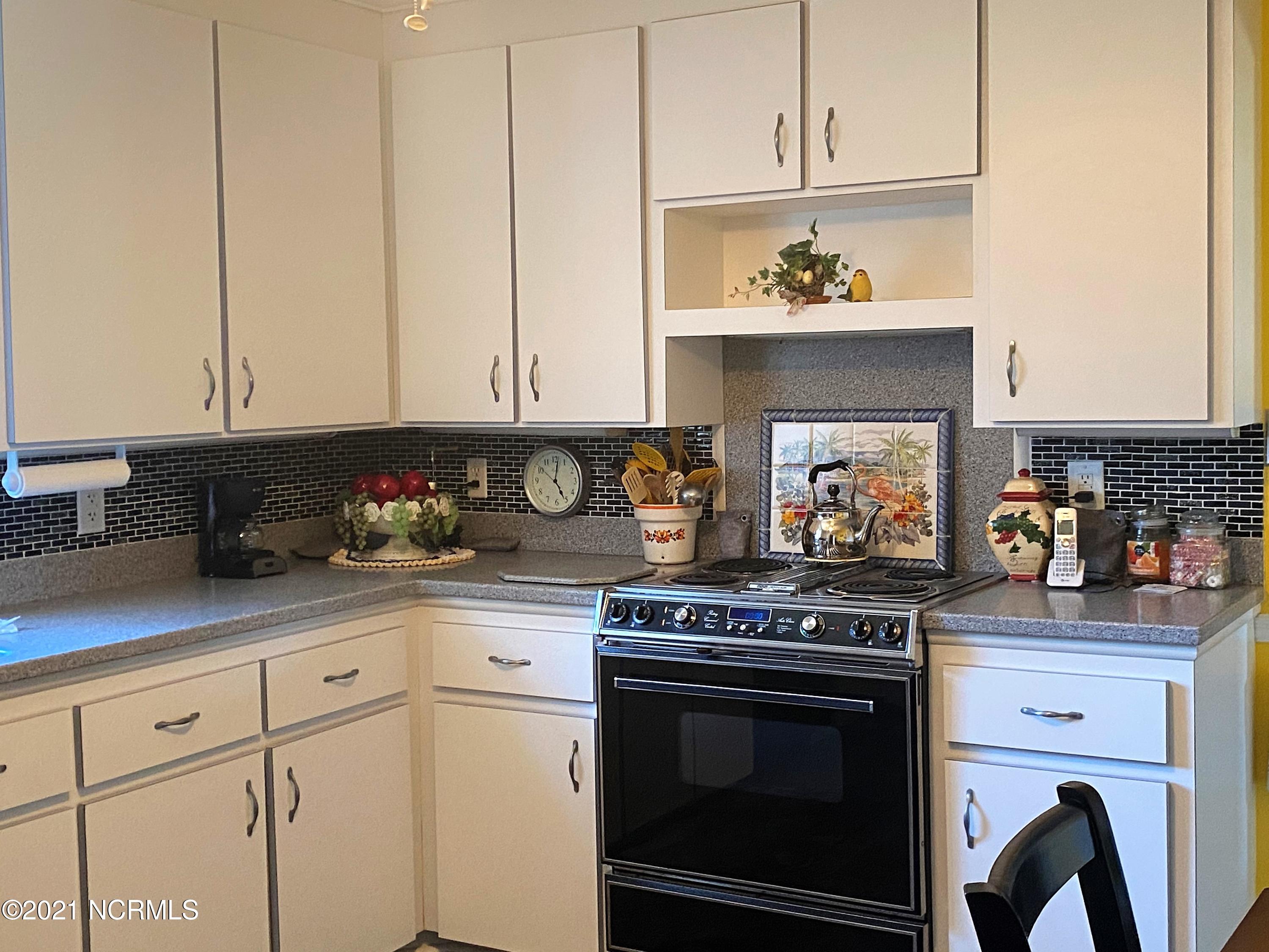 3618 Country Club Road Morehead City, NC 28557 - Photo 20 of 23 3618 country club stove