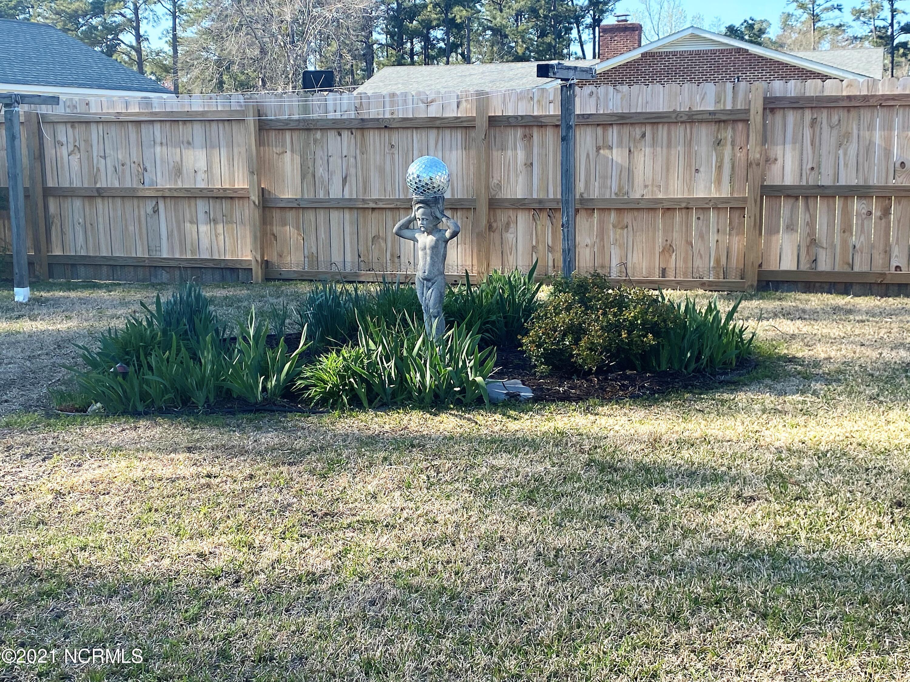 3618 Country Club Road Morehead City, NC 28557 - Photo 9 of 23 3618 yard