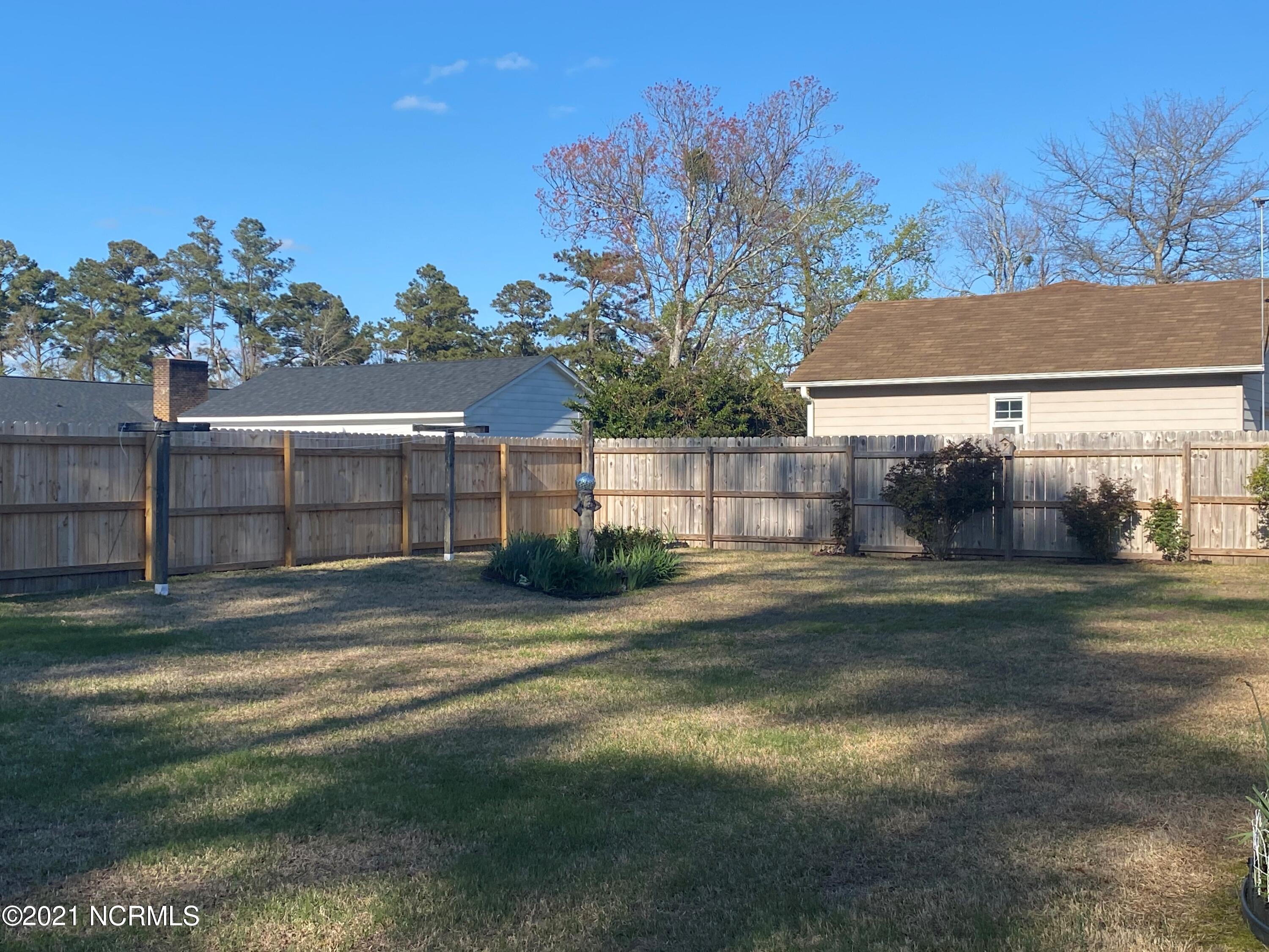 3618 Country Club Road Morehead City, NC 28557 - Photo 10 of 23 3618 yard privacy