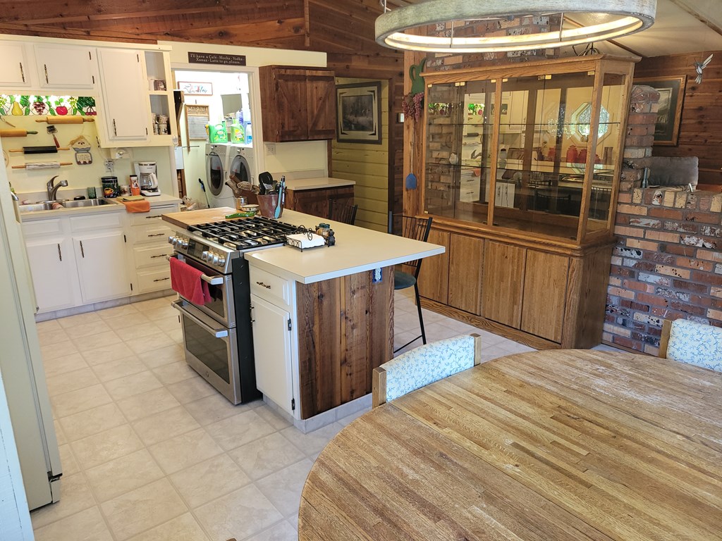 10525 Skunk Creek Road Cascade, ID 83611 - Photo 12 of 41 Appliances included