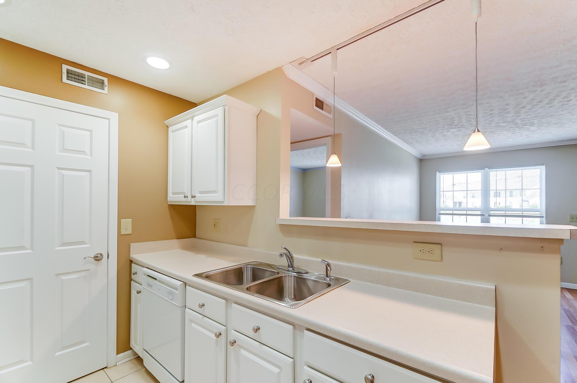 5536 Garden Ridge Columbus, OH 43228 - Photo 16 of 48 Kitchen