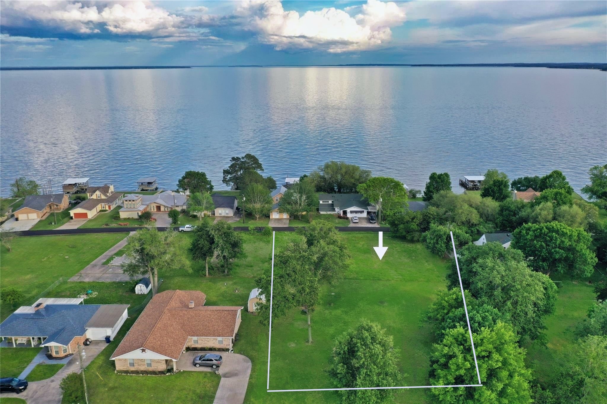 a view of yard with green space
