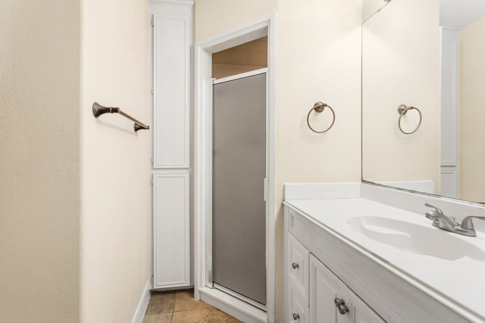 509 Teal Drive Dickinson, TX 77539 - Photo 16 of 23 a bathroom with a sink and a mirror