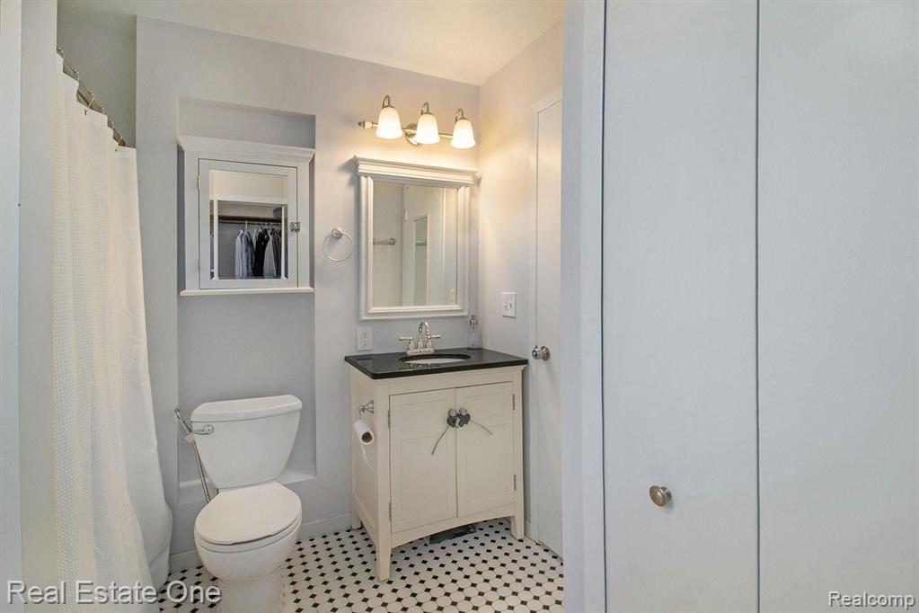 1296 Barneswood Lane Rochester Hills, MI 48306 - Photo 17 of 32