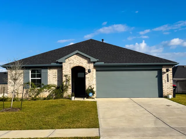 a front view of house with yard