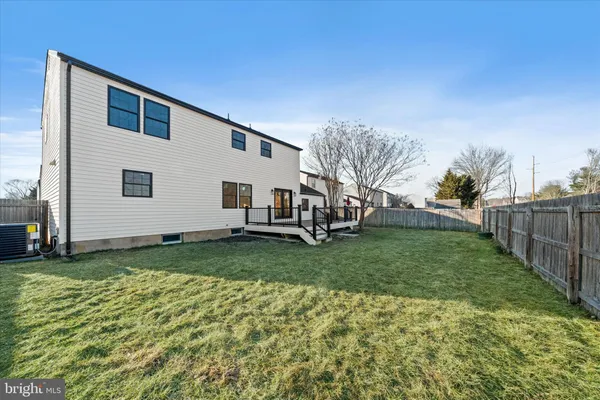 a view of a house with backyard