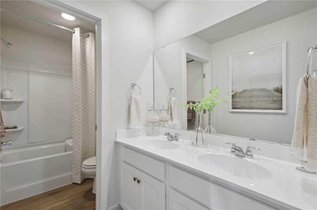 130 River Ridge Drive Coraopolis, PA 15108 - Photo 14 of 20 a bathroom with a tub a sink and mirror