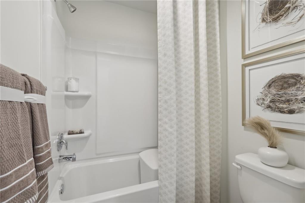 130 River Ridge Drive Coraopolis, PA 15108 - Photo 15 of 20 a bathroom with a toilet and a bathtub