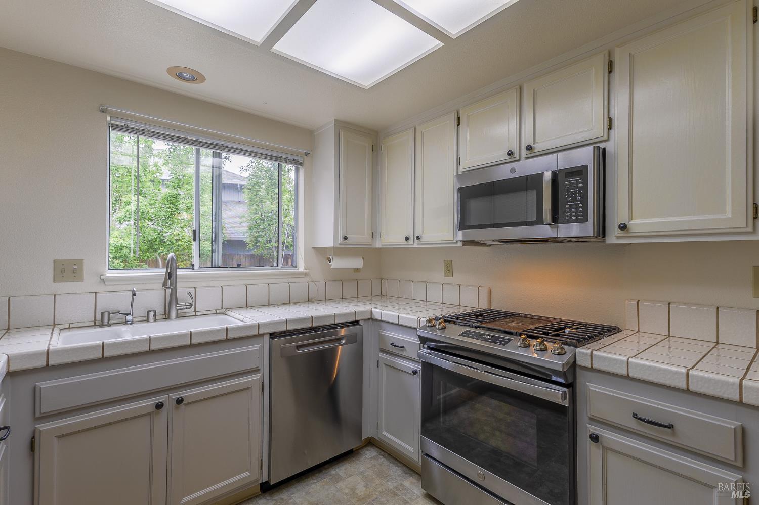 1195 Exeter Drive Santa Rosa, CA 95401 - Photo 10 of 30