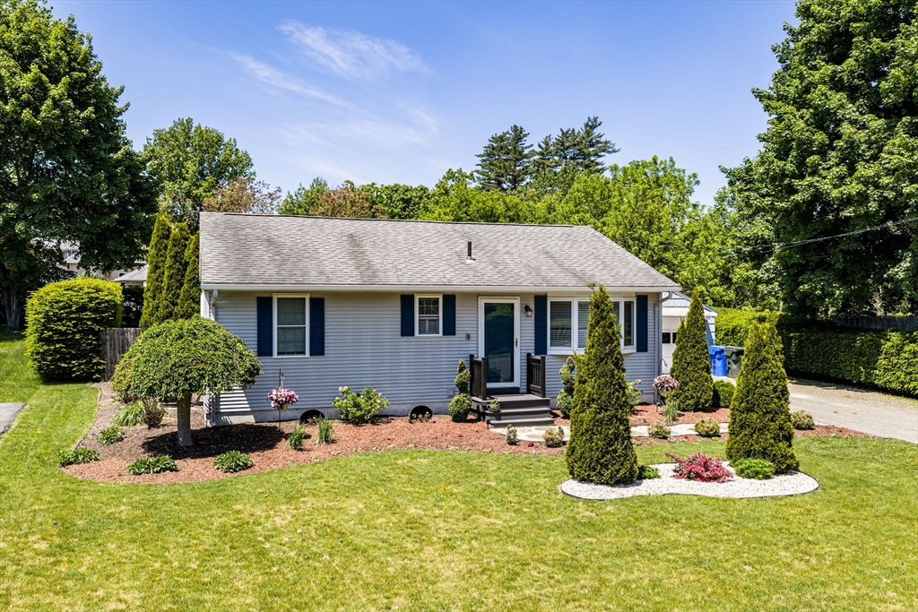 46 Rochford Circle Springfield, MA 01128 - Photo 2 of 29