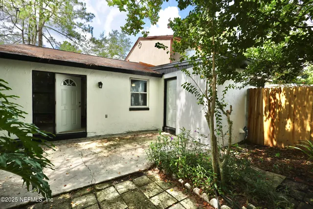 a view of a backyard