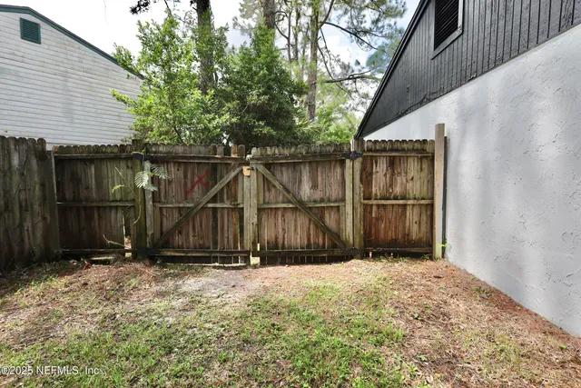 a view of a backyard