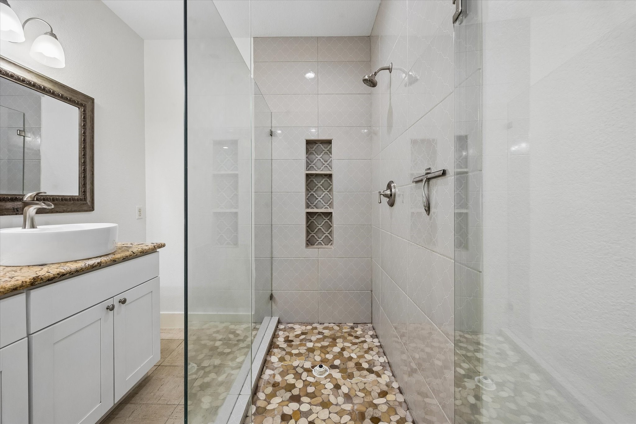 5105 Chapman Street Houston, TX 77009 - Photo 22 of 49 Primary Bathroom