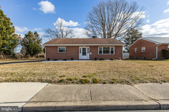 a front view of house with yard