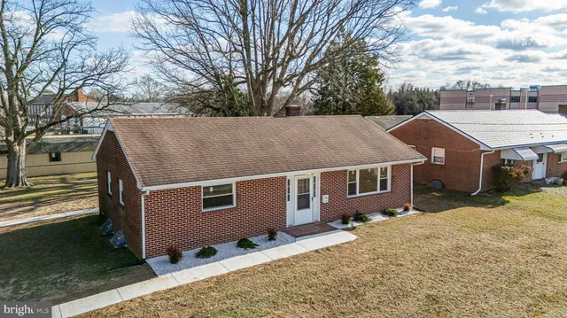 a view of a house with a yard