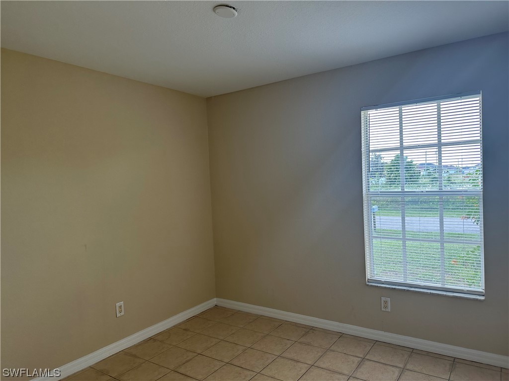4106 24th Street Southwest Lehigh Acres, FL 33976 - Photo 8 of 15 an empty room with a window