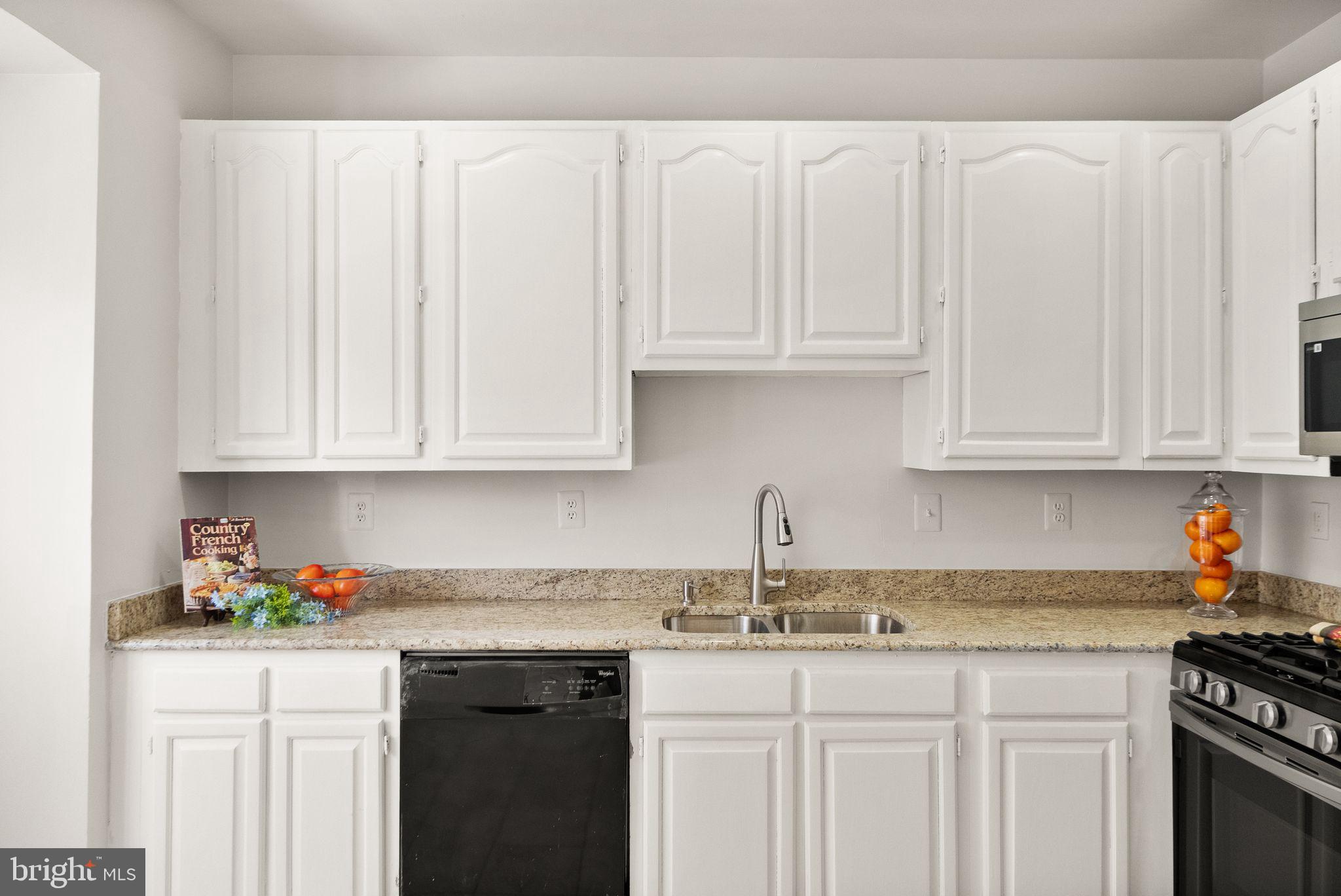 47621 Comer Square Sterling, VA 20165 - Photo 11 of 81 NEW GRANITE COUNTERS