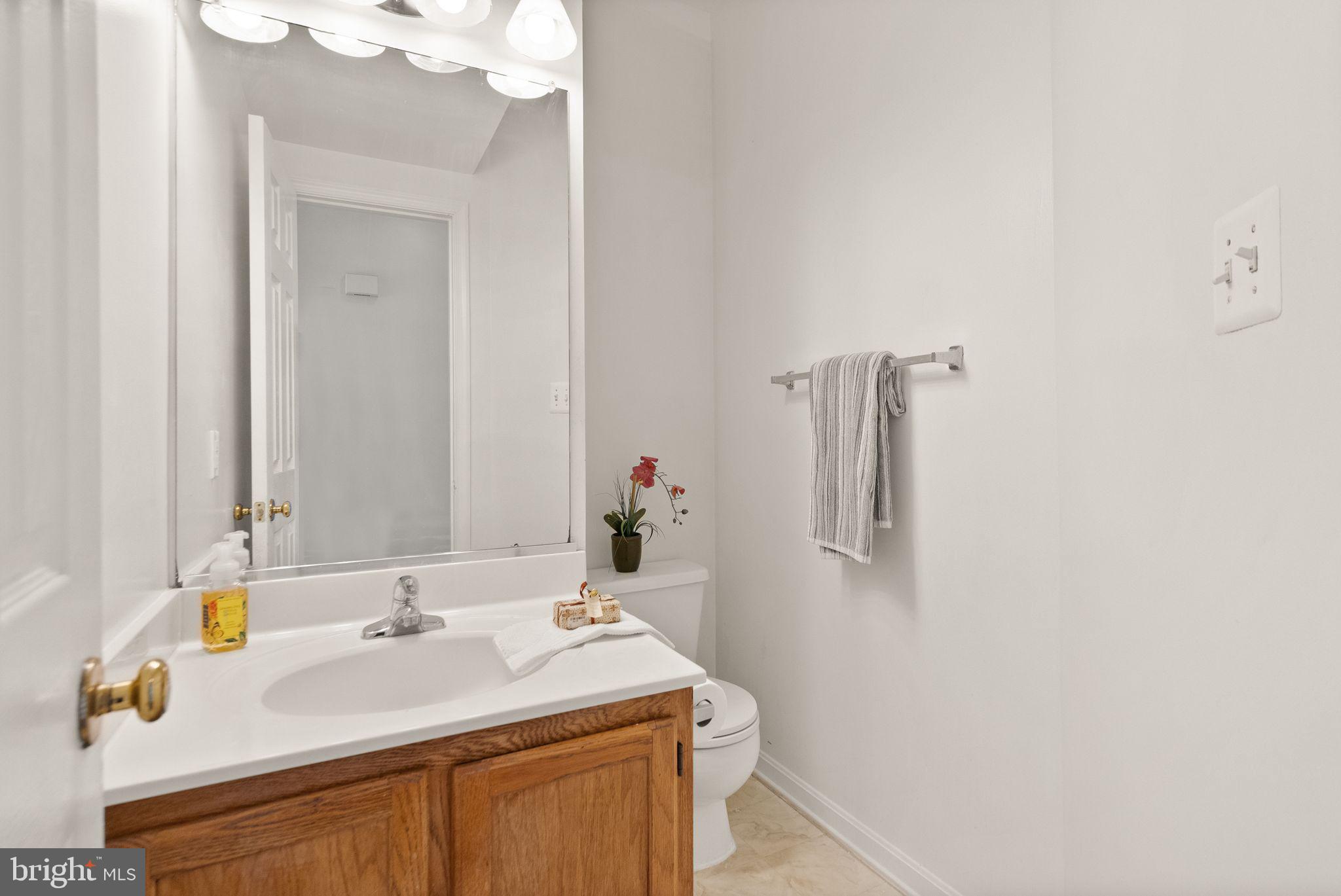 47621 Comer Square Sterling, VA 20165 - Photo 23 of 81 MAIN LEVEL HALF BATH