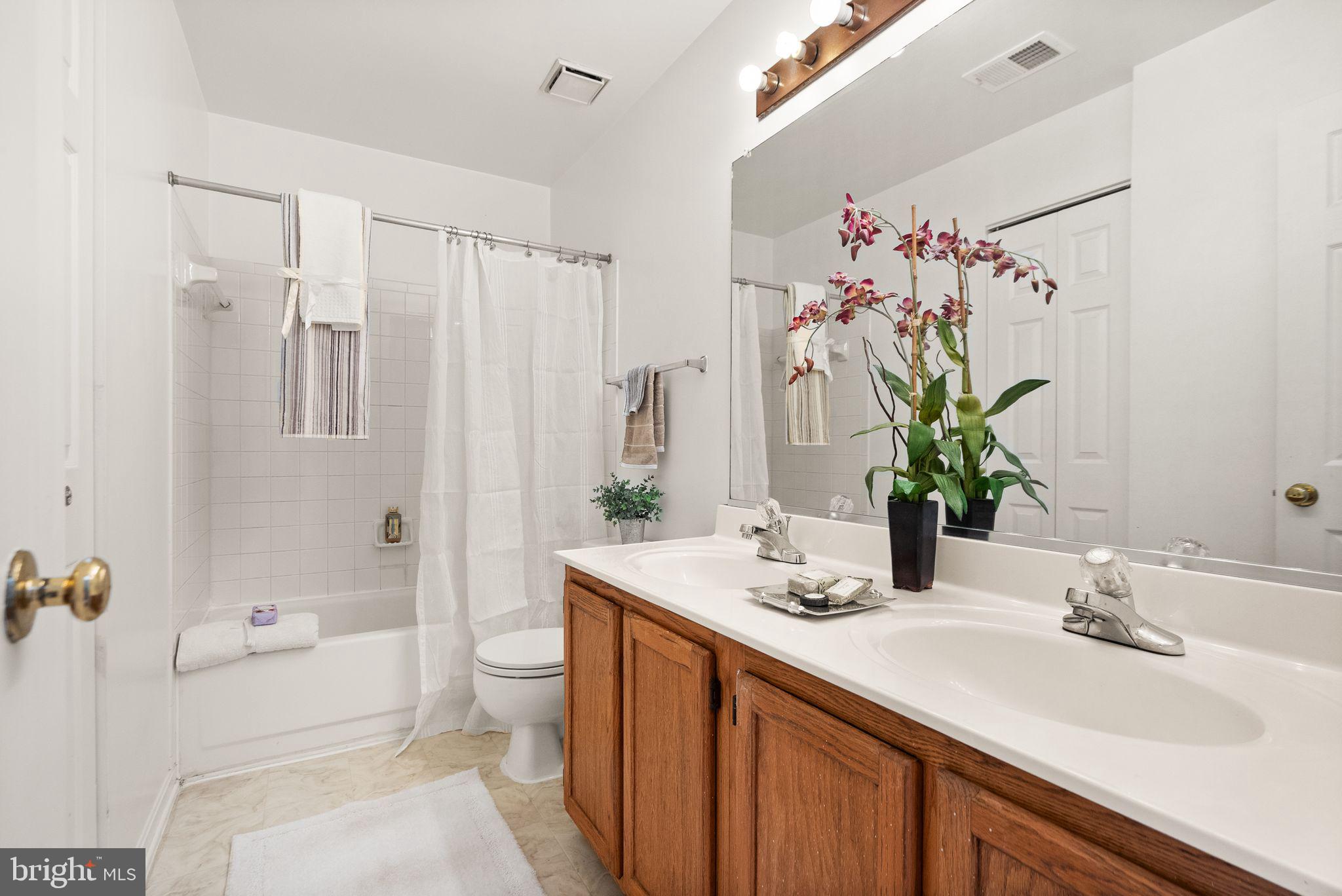 47621 Comer Square Sterling, VA 20165 - Photo 28 of 81 UPSTAIRS HALL BATHROOM