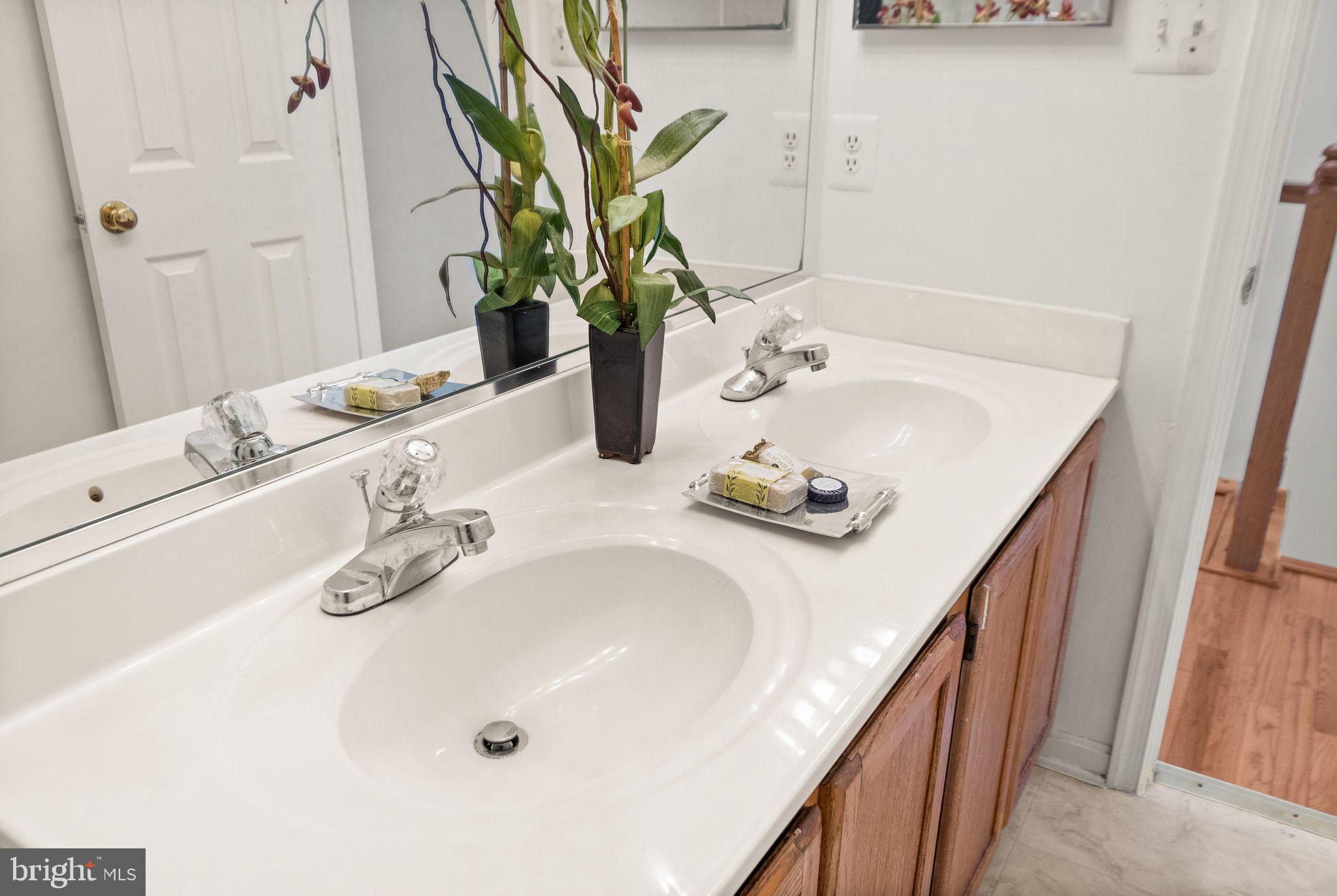 47621 Comer Square Sterling, VA 20165 - Photo 30 of 81 HALL BATH DUAL MARBLE VANITIES