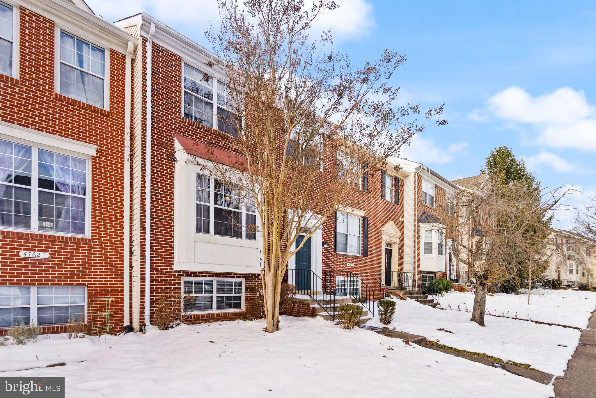 47621 Comer Square Sterling, VA 20165 - Photo 3 of 81 COMER SQ W/PARKING IN FRONT!