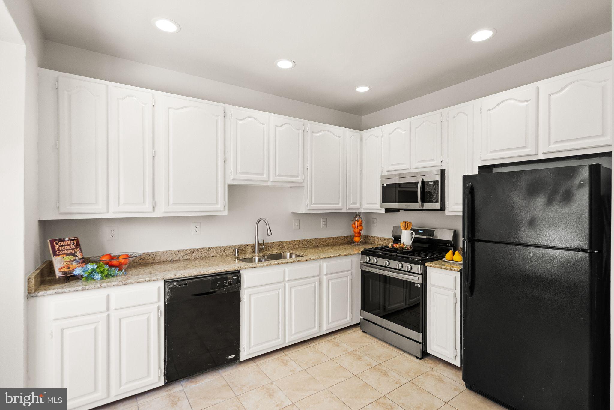 47621 Comer Square Sterling, VA 20165 - Photo 9 of 81 CRISP AND CLEAN WHITE CABINETS