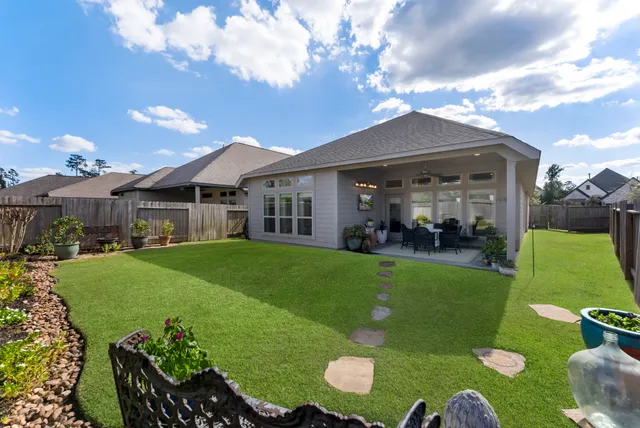 a view of an house with backyard space and garden