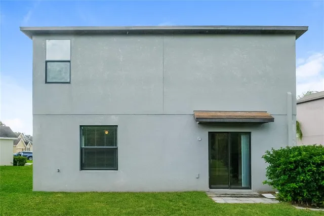 a view of a house with yard