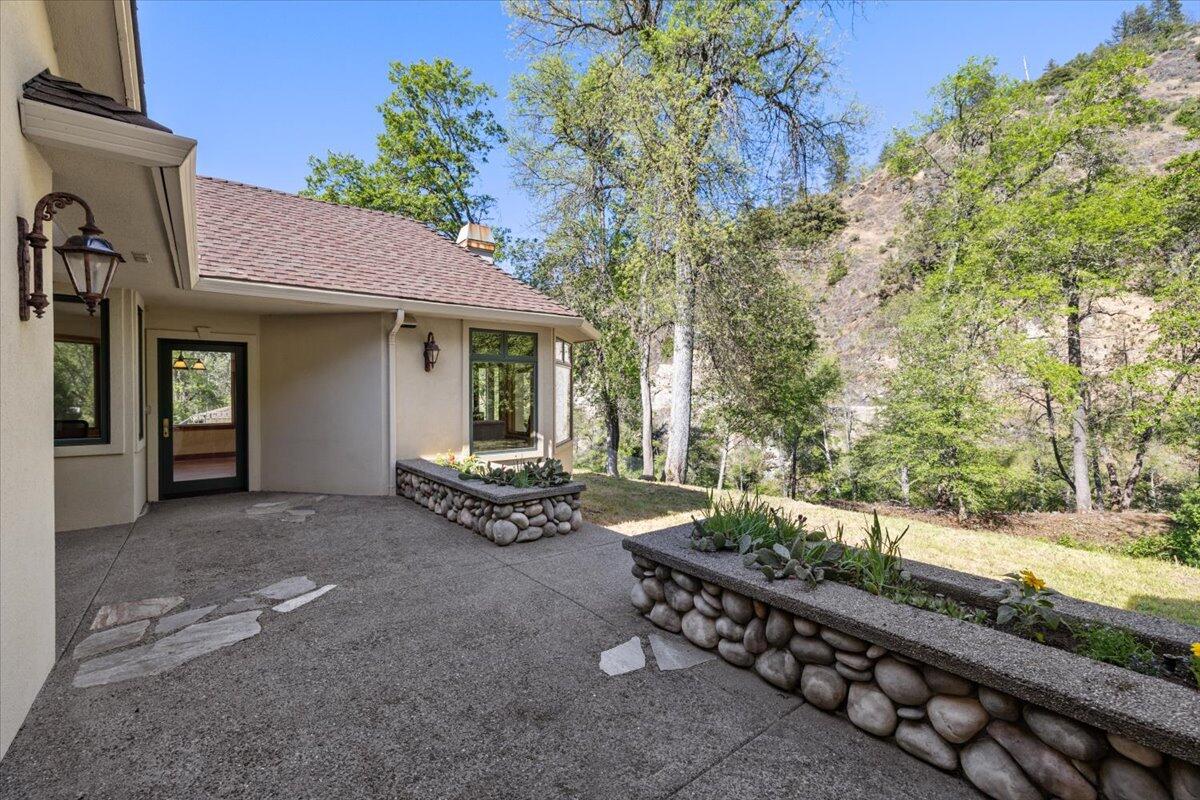 7813 Upper Applegate Road Jacksonville, OR 97530 - Photo 29 of 81 Back Patio