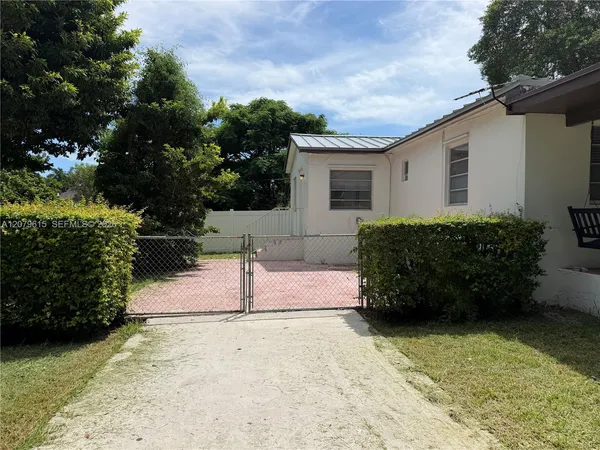 $1,500 | 2725 Southwest 82nd Avenue, Unit A, Miami, FL 33155
