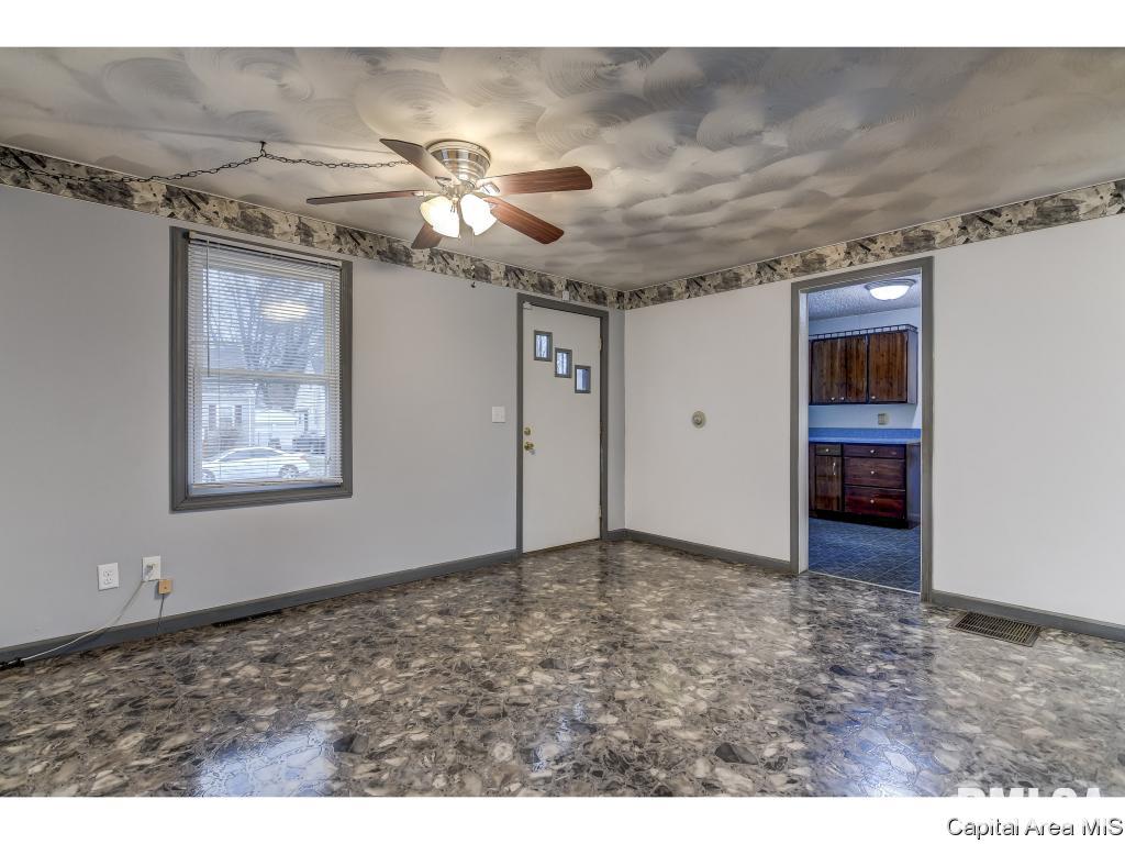 2229 East Keys Avenue Springfield, IL 62702 - Photo 4 of 31